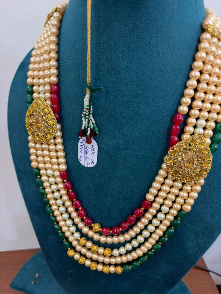 Peach pearls with broaches red and green mala