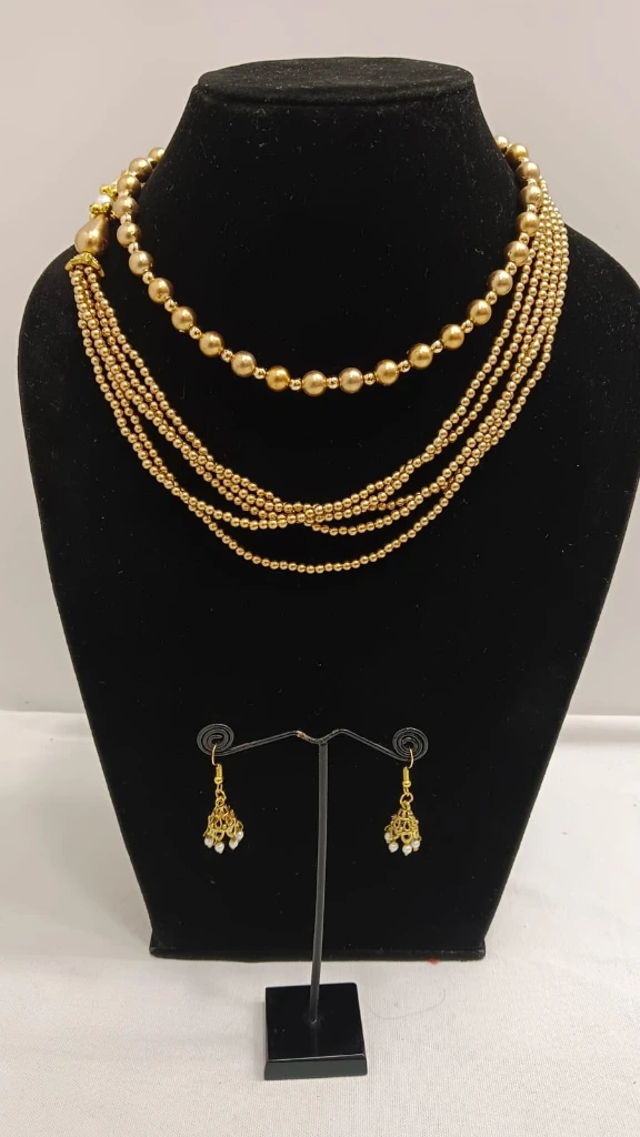 Golden Pearl with Necklace with 6 Strands